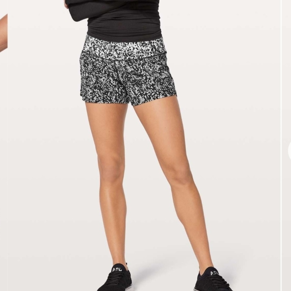 Lululemon RUN TIMES SHORT II Black and White Patterned Athletic Shorts SZ 8